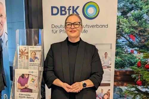 Stefanie Renner, stellv. Geschäftsführerin des DBfK Südost, am DBfK-Stand beim Wintercollege