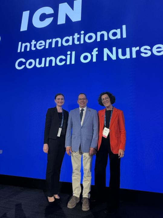 V. l.: Elizabeth Tollenaere (DBfK Vizepräsidentin), José Luis Cobos Serrano (ICN-Präsident), Vera Lux (DBfK Präsidentin), Foto: DBfK