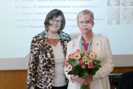 Noch ein Abschied nach fast 20 Jahren: DBfK-Südost-Geschäftsführerin Marliese Biederbeck (r.), wurde von Sabine Berninger, Vorstandsvorsitzende des DBfK Südost, in den Ruhestand verabschiedet. 