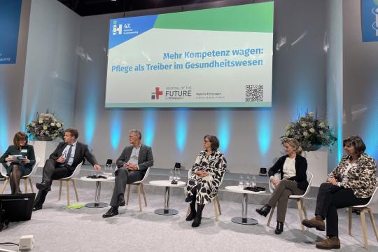 Bernadette Klapper, Matthias Heidheimer, Gerald Gaß, Nilgün Özel, Sandra Postel und Sabine Berninger bei der Podiumsdiskussion (v.l.).