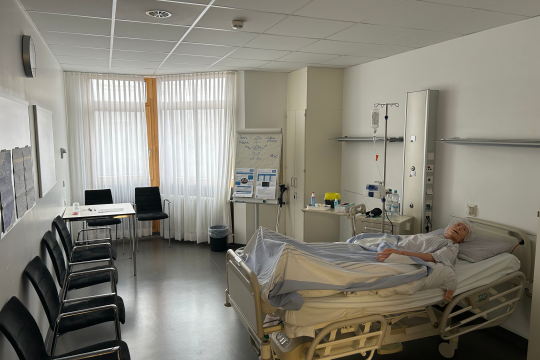 Ein leerstehendes Patient:innenzimmer dient als Übungsraum für Workshops, Schulungen und Praxisanleitungen. (Foto: Gissel/Klink)