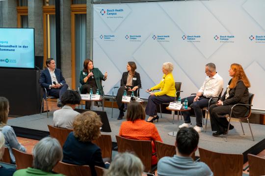 Podiumsdiskussion mit (v. l.) Marc Elxnat, Elena Zarges, Tina Rudolph, Susanne Kluge, Gerald Lehmann und Corinna Petersen-Ewert.