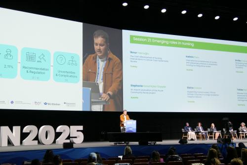 Tobias Becker von der FH Münster referierte über Advanced Practice Nursing (APN) aus der Perspektive des Pflegemanagements in Krankenhäusern.