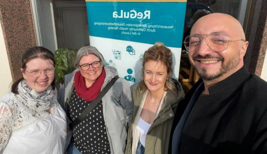 Vor-Ort-Termin beim Verbundprojekt ReGuLa mit (v.l.) Rebekka Kauthe (CHN), Heike Prestin (Geschäftsführerin DBfK Nordost), Sarah Fabisch (CHN) und Robert Bitterlich (Projektmanager Community Health Nursing in der Agnes-Karll-Gesellschaft im DBfK).
