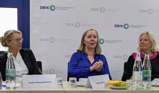 Andrea Stewig-Nitschke (Pflegevorständin an der Medizinischen Universität Lausitz - Carl Thiem), Dagmar Möbius (Journalistin & Autorin) und Katja Boguth (Professorin an der Alice Salomon Hochschule Berlin & Vorstandsmitglied DBfK Nordost) im Gespräch.