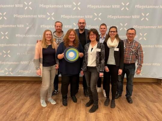 Die Mitglieder der DBfK Fraktion „Stark für Pflegende“ (von links nach rechts): Marleen Schönbeck, Daniel Richter, Sonja Wolf, Martin Dichter, Marlies Henschel-Kassing, Kevin Galuszka, Leah Dörr, Remigius Ratzki. (Nicht im Bild: Monika Engelke)