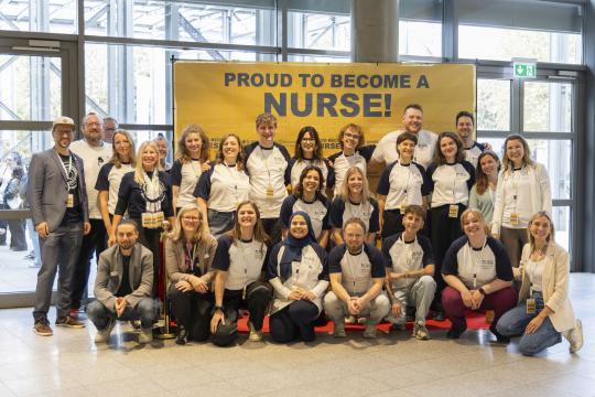 Das Team hinter dem Kongress: die AG Junge Pflege Nordwest, weitere ehrenamtliche Mitglieder sowie die hauptamtlichen Mitarbeitenden des DBfK Nordwest (© Tobias Plugge)