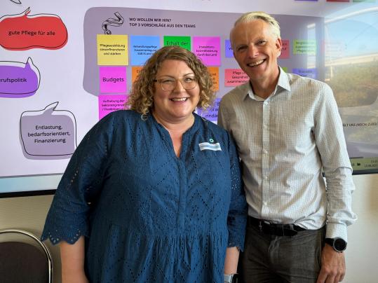 DBfK Nordwest-Geschäftsführerin Sandra Mehmecke mit Uwe Hildebrandt, Leiter des Referates Pflege des Niedersächsischen Ministeriums für Soziales, Gesundheit und Gleichstellung, auf der Landespflegekonferenz Niedersachsen