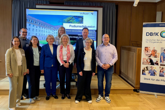 Die Beiteiligten des Fachtags (v.l.): Nadine Haunstetter (Schulgesundheitspflegende), Jan Spaar (Technische Hochschule Mittelhessen THM), Prof. Dr. Ulrike Manz (Evangelische Hochschule Darmstadt), Prof. Dr. med. Heidrun M. Thaiss (Deutsche Gesellschaft für Sozialpädiatrie und Jugendmedizin /Universität Münster), Bettina Straub (Gesundheitsamt Stuttgart), Prof. Dr. Catharina Maulbecker-Armstrong (THM), Ulrich Striegel (Kultusministerium Hessen), Andrea Kiefer (Vorsitzende DBfK Südwest) und Oliver Janiczek (Hessische Arbeitsgemeinschaft für Gesundheitsförderung HAGE e.V.).